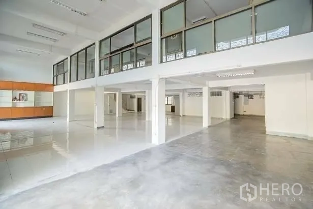 店屋 出租在Wang Thonglang, Bangkok - 宽敞大厅，夹层玻璃办公室俯瞰下方开放工作区。