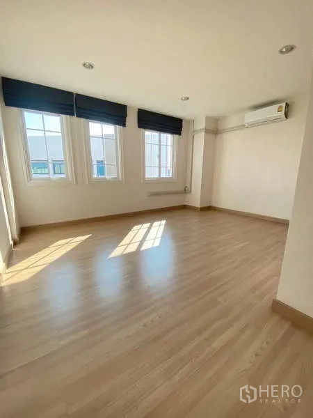 带办公室的家 出租或出售 - 转角卧室，木地板，三扇窗与壁挂式空调。