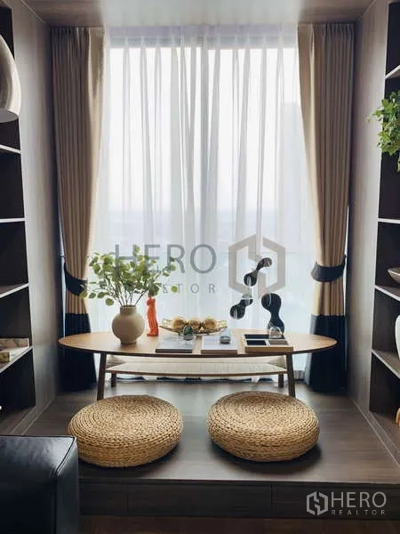 คอนโด ให้เช่า - ระเบียง Zen Space ขยายพื้นที่ พร้อมโต๊ะทรงรี ชั้นวาง และเบาะหวายสองที่