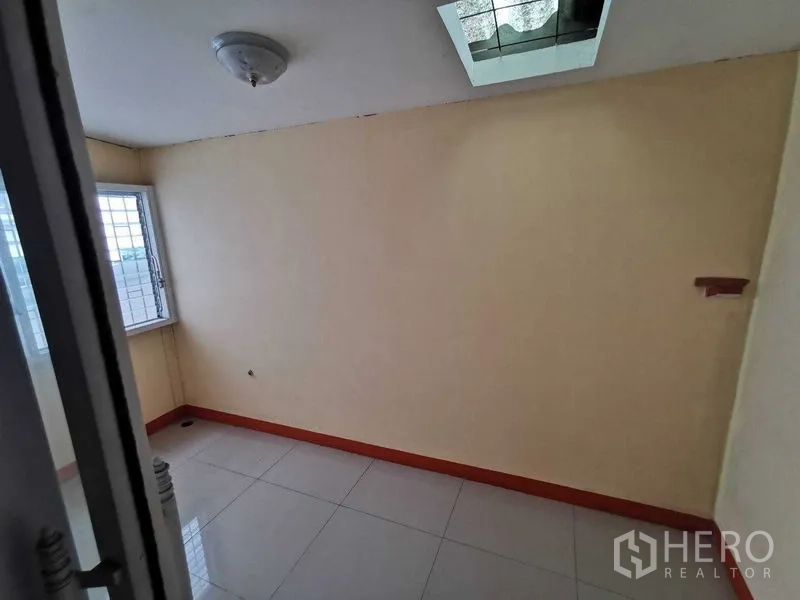 อาคารพาณิชย์ ให้เช่าในSuan Luang, Bangkok - ห้องขนาดกะทัดรัด ปูพื้นกระเบื้อง มีหน้าต่างมุมและช่องแสงเพดาน