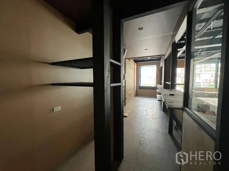 พื้นที่ขายปลีก ให้เช่าในPhaya Thai, Bangkok - โถงบริการด้านหลังมีชั้นวางของและเคาน์เตอร์ทำงานในตัว