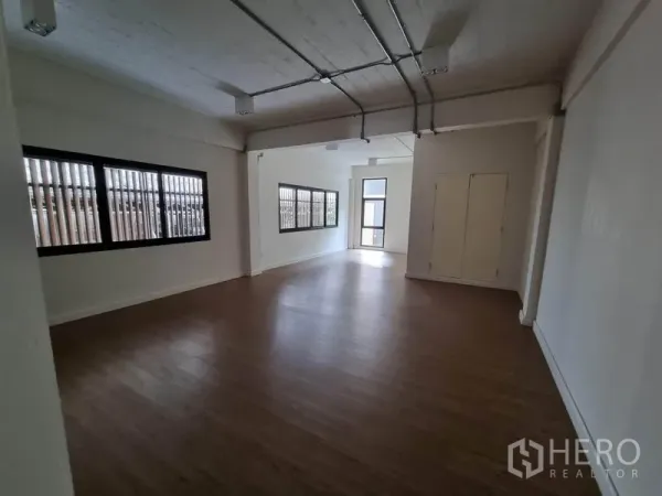 带办公室的家 出租或出售在Phaya Thai, Bangkok - 狭长开放办公区，多扇窗户与木纹地面，采光良好。