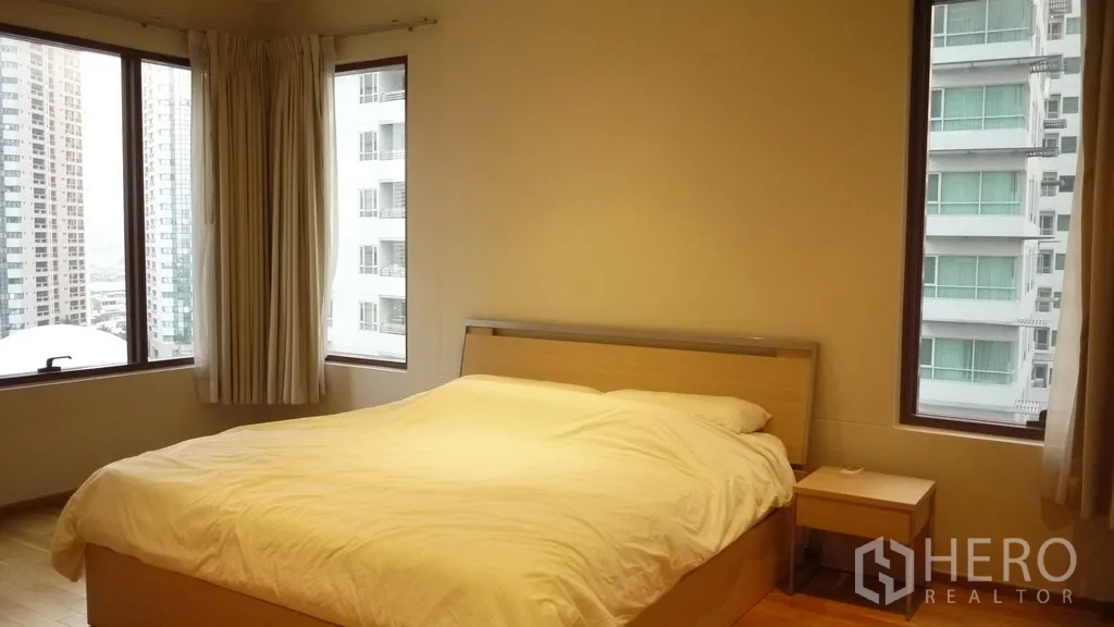 คอนโด ให้เช่าในKhlong Toei, Bangkok - ห้องนอนใหญ่เตียงคิงไซส์ พร้อมหน้าต่างมุมกว้างเห็นวิวสกายไลน์กรุงเทพฯ