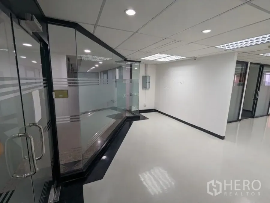 สำนักงาน ให้เช่าหรือขายในRatchathewi, Bangkok - โถงทางเข้าประตูกระจกใสลายฟรอสต์ นำสู่ทางเดินสำนักงานสว่าง