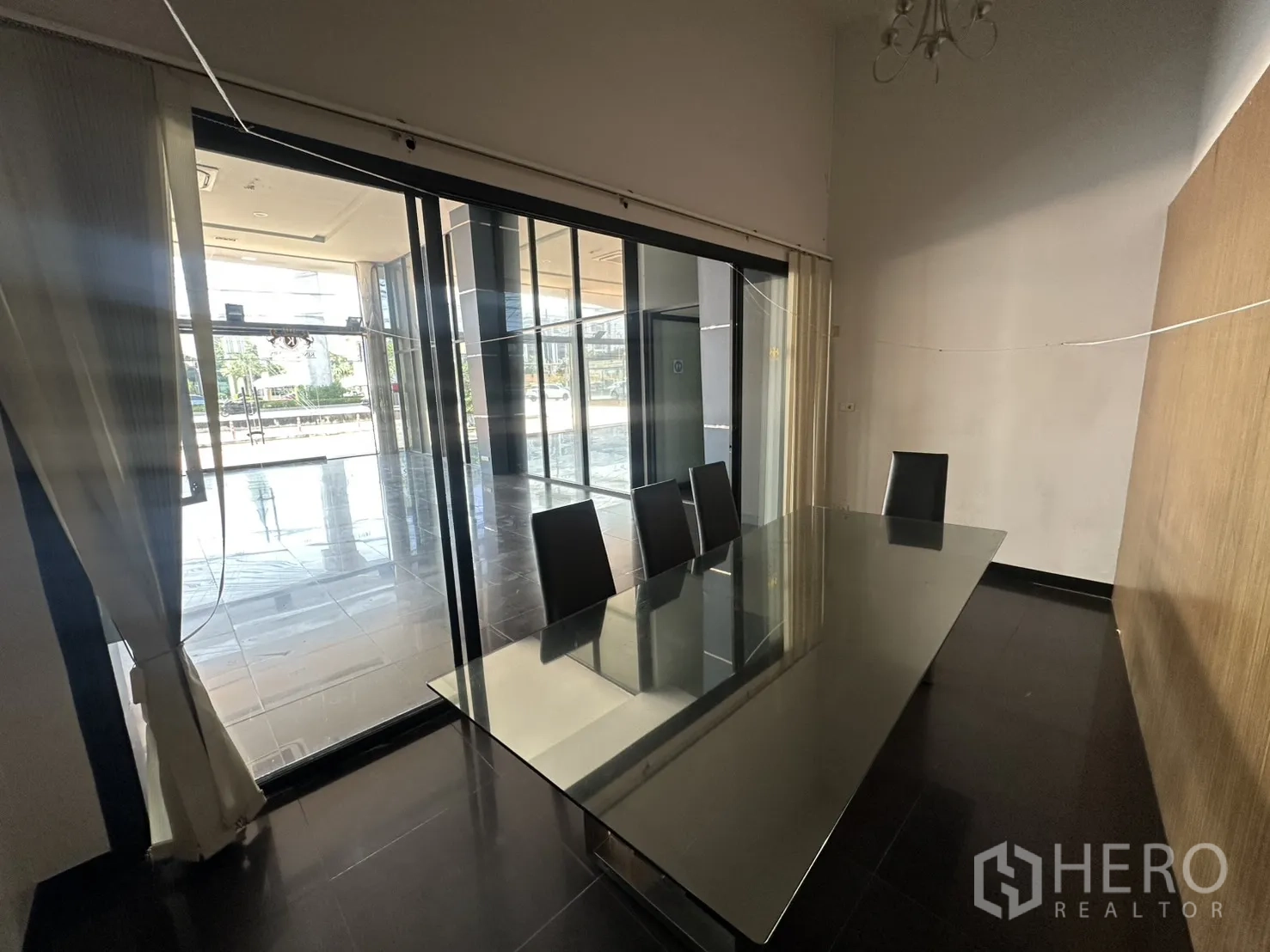 展厅 for rent in Suan Luang, Bangkok - 带玻璃隔断的小型会议室，可眺望主展厅。