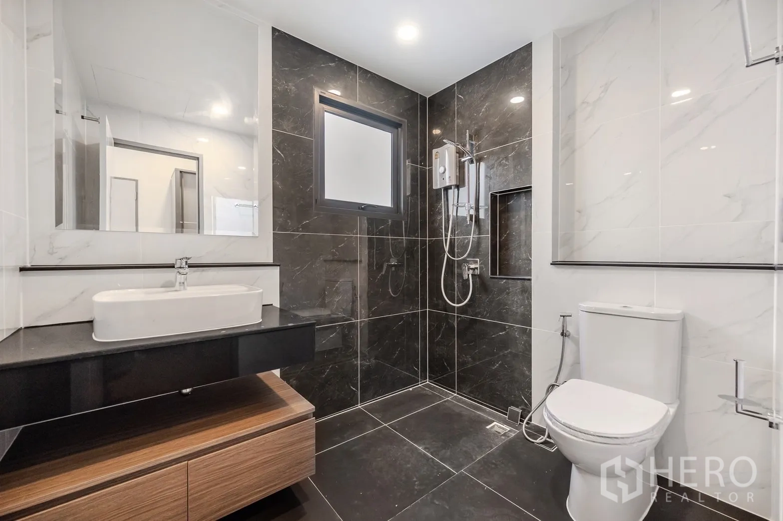 Detached House for rent in Bang Phli, Samut Prakan - Bright bedroom with queen bed, timber floors and windows