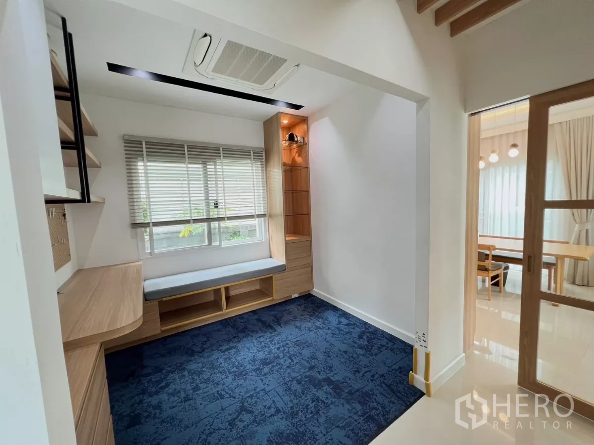 独立式住宅 出租或出售在Khlong Luang, Pathum Thani - 家庭区设窗边座椅与收纳柜，连接餐厅