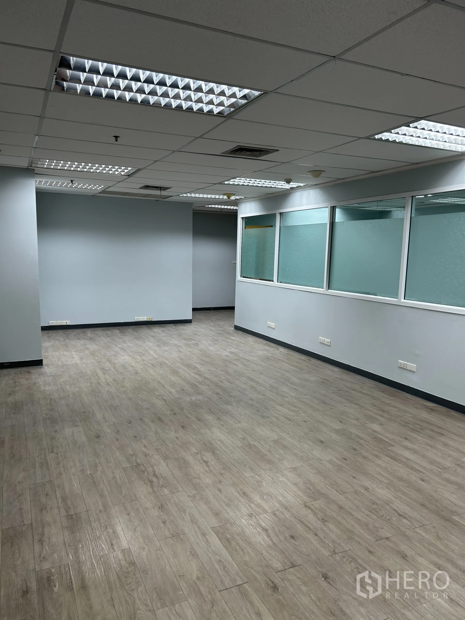 办公空间 出租在Khlong Toei, Bangkok - 纵深工作区，多个嵌入式荧光灯与磨砂玻璃分隔。