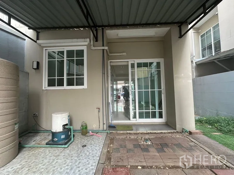 带办公室的家 出租在Bang Na, Bangkok - 后部带顶棚的露台，连接推拉玻璃门、抽水机与水箱。