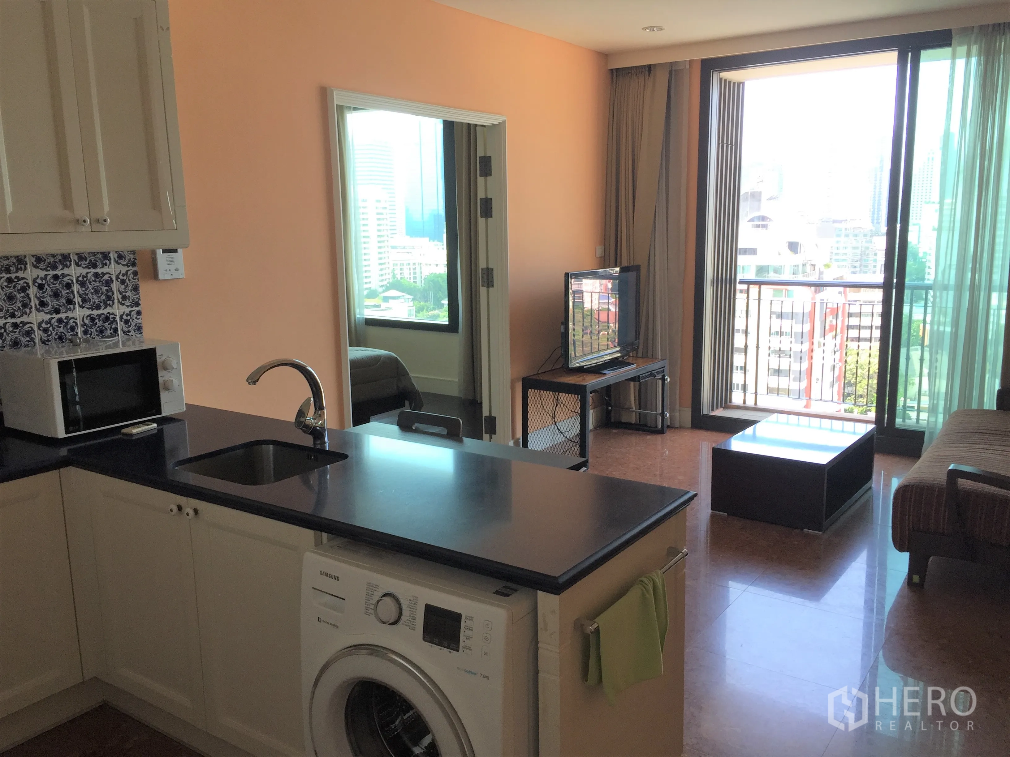 คอนโด ให้เช่าในKhlong Toei, Bangkok - พื้นที่ครัวเปิดเชื่อมรับแขก พร้อมเครื่องซักผ้า ทีวี ระเบียง และวิวเมือง