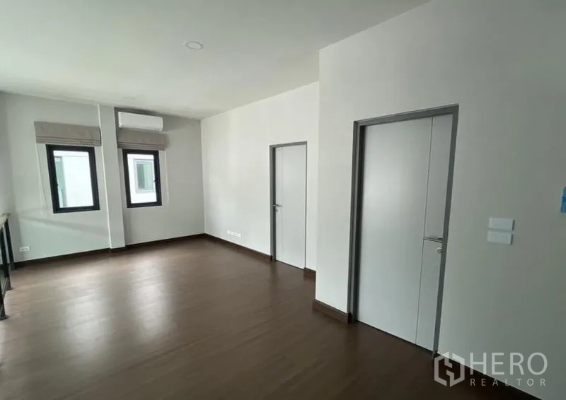 独立式住宅 出租在Bang Phli, Samut Prakan - 二楼过道或多功能区，双室内门与木纹地板。