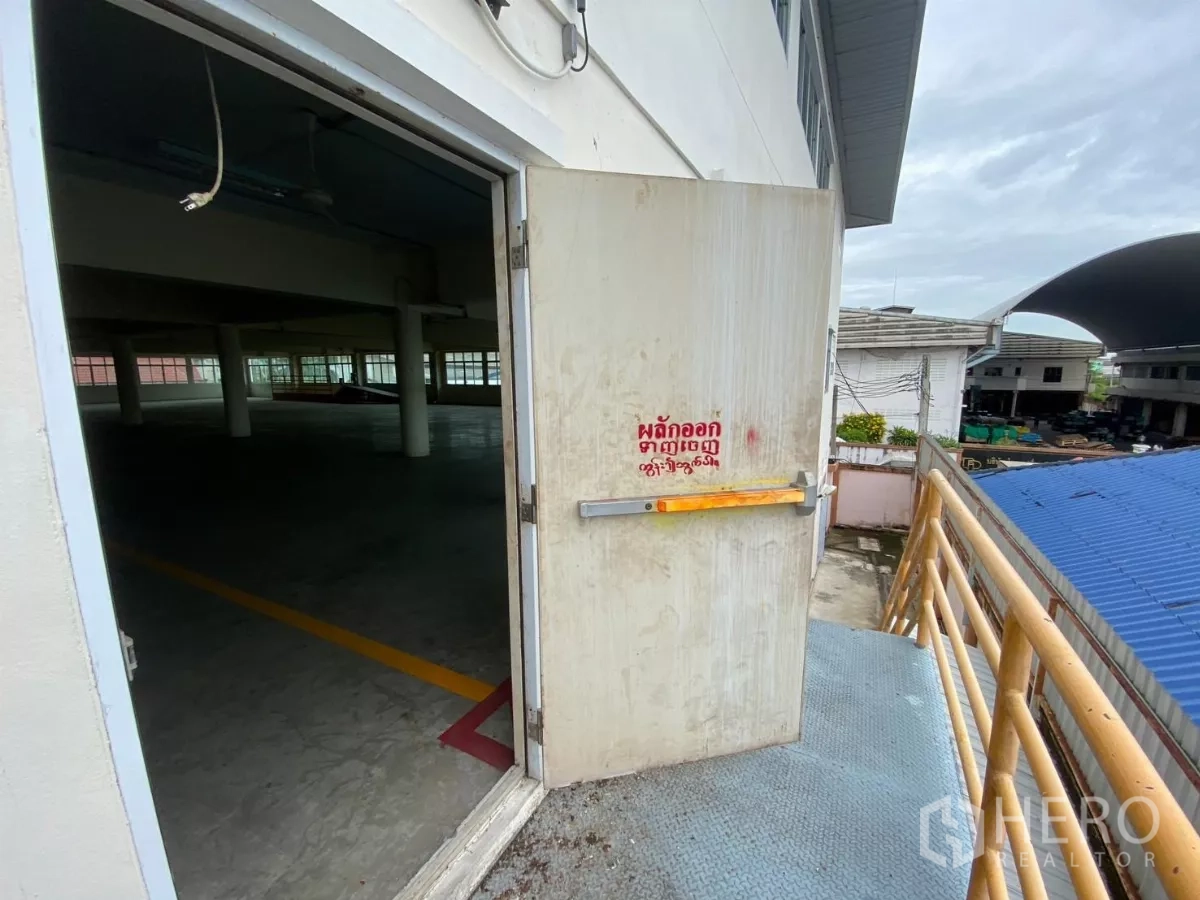 工厂 出租在Khlong Toei, Bangkok - 紧急出口门通向楼上的生产层与外部走道。