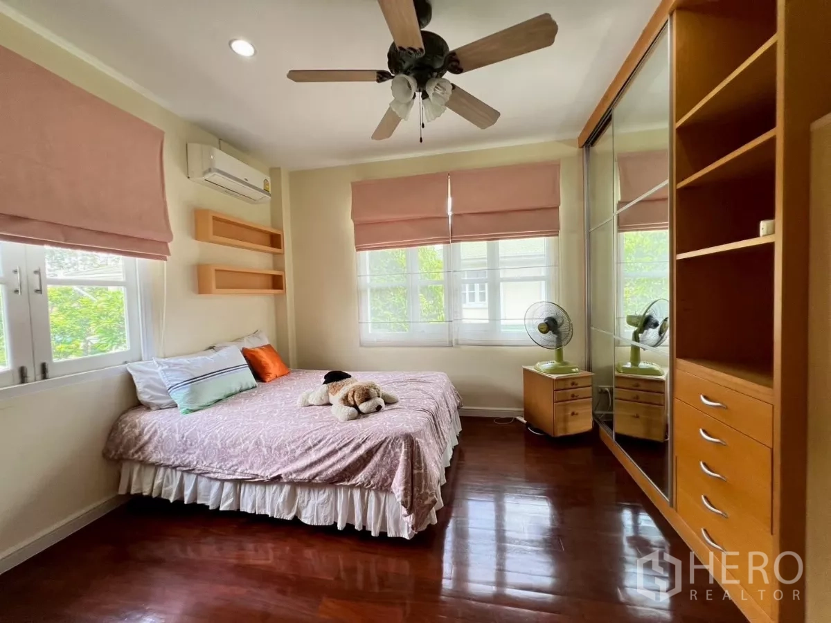 Detached House for rent in Prawet, Bangkok - Cozy bedroom with ceiling fan, built-in wardrobe and natural light.