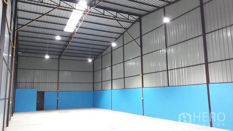 工厂 出租在Khlong Luang, Pathum Thani - 工厂内部挑高无柱空间，钢结构屋架、采光带与LED照明，混凝土地面。