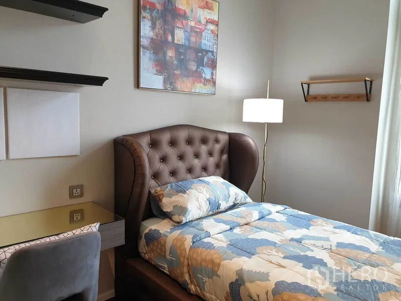 คอนโด ให้เช่าหรือขายในWatthana, Bangkok - ห้องนอนอบอุ่น เตียงเดี่ยวหัวเตียงบุกระดุม โต๊ะทำงาน ชั้นลอย และโคมไฟตั้งพื้น