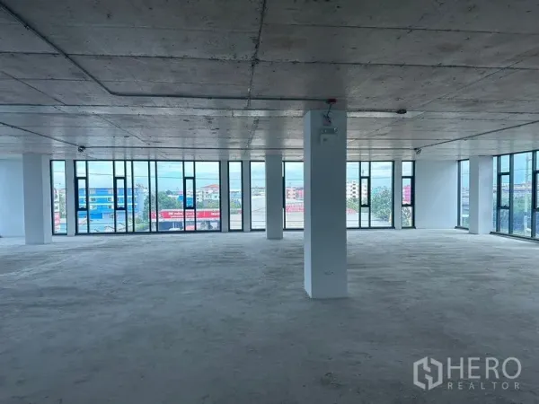 สำนักงาน ให้เช่าในBang Phli, Samut Prakan - พื้นที่สำนักงานโอเพ่นสเปซกว้าง ผนังกระจกเต็มสูง มุมมองเมือง เพดานคอนกรีตเปลือยและเสาโครงสร้าง