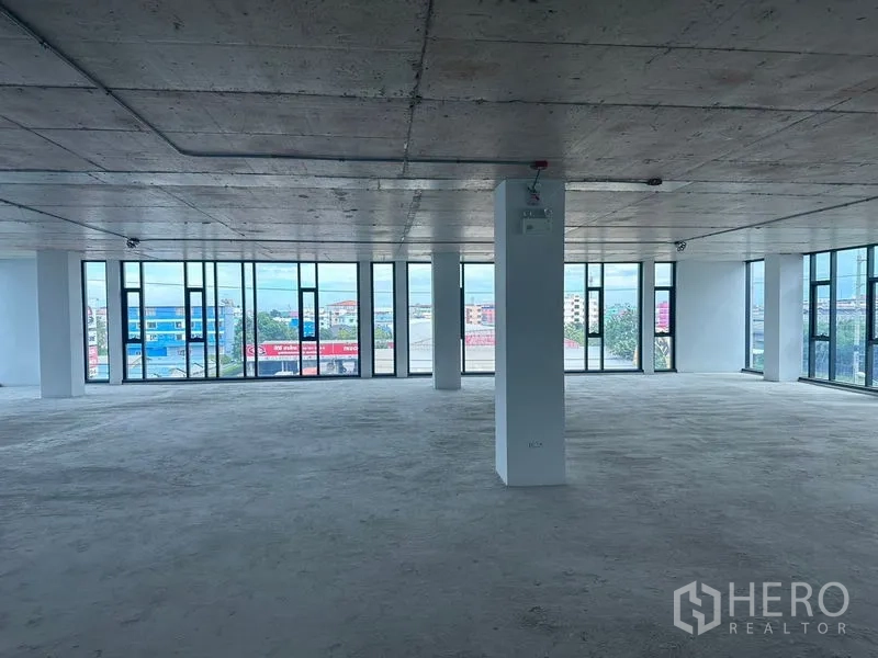 สำนักงาน ให้เช่าในBang Phli, Samut Prakan - พื้นที่สำนักงานโอเพ่นสเปซกว้าง ผนังกระจกเต็มสูง มุมมองเมือง เพดานคอนกรีตเปลือยและเสาโครงสร้าง