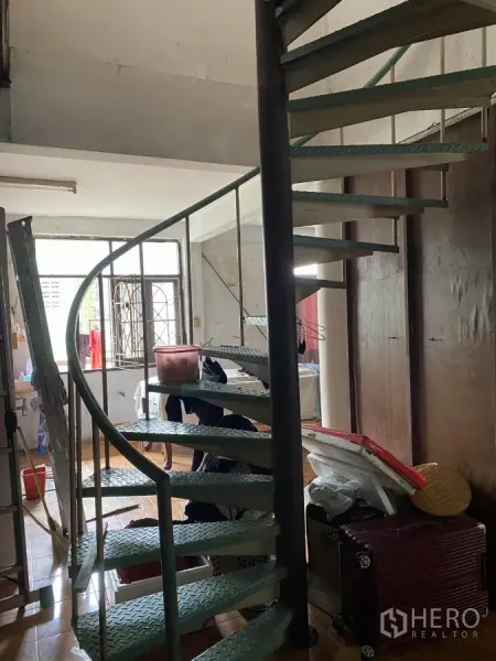 店屋 出租在Khlong Toei, Bangkok - 坚固的金属旋转楼梯连接各楼层。