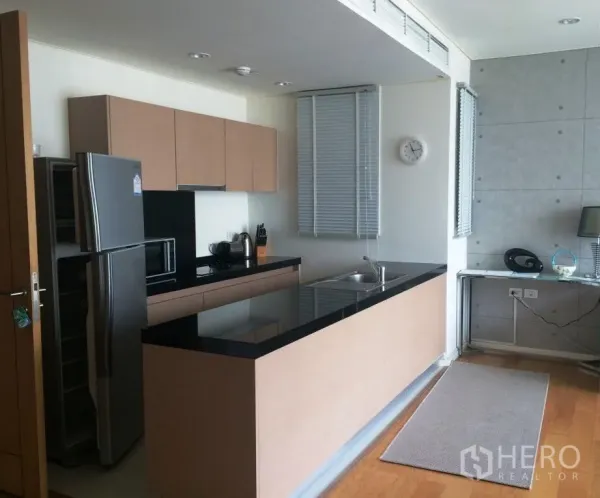 คอนโด ให้เช่าในWatthana, Bangkok - ครัวเปิดพร้อมไอส์แลนด์ท็อปสีดำ ตู้เย็นสแตนเลสและไมโครเวฟ