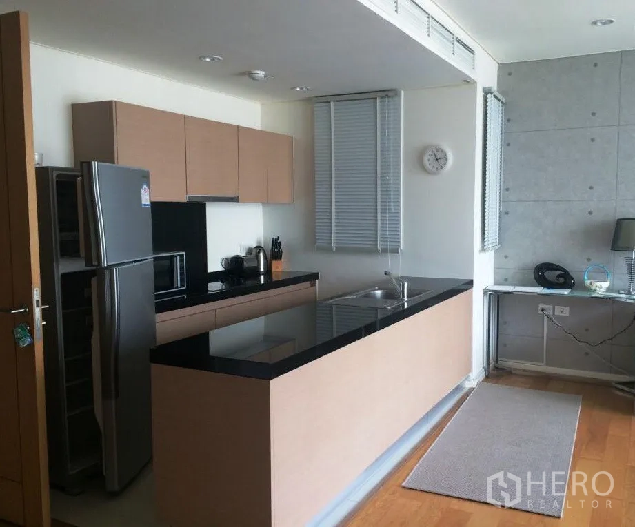 คอนโด ให้เช่าในWatthana, Bangkok - ครัวเปิดพร้อมไอส์แลนด์ท็อปสีดำ ตู้เย็นสแตนเลสและไมโครเวฟ