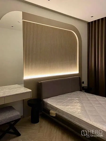 คอนโด ให้เช่า - ผนังหัวเตียงดีไซน์โค้งพร้อมไฟซ่อน LED และโต๊ะเครื่องแป้ง