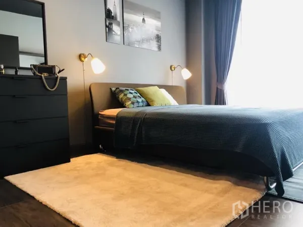 ทาวน์เฮาส์ ให้เช่าในBang Kapi, Bangkok - ห้องนอนมาสเตอร์สว่าง โปร่ง เตียงคู่ โคมไฟหัวเตียง ตู้ลิ้นชัก และหน้าต่างบานใหญ่