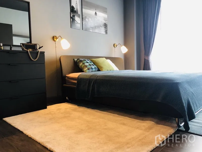 ทาวน์เฮาส์ ให้เช่าในBang Kapi, Bangkok - ห้องนอนมาสเตอร์สว่าง โปร่ง เตียงคู่ โคมไฟหัวเตียง ตู้ลิ้นชัก และหน้าต่างบานใหญ่