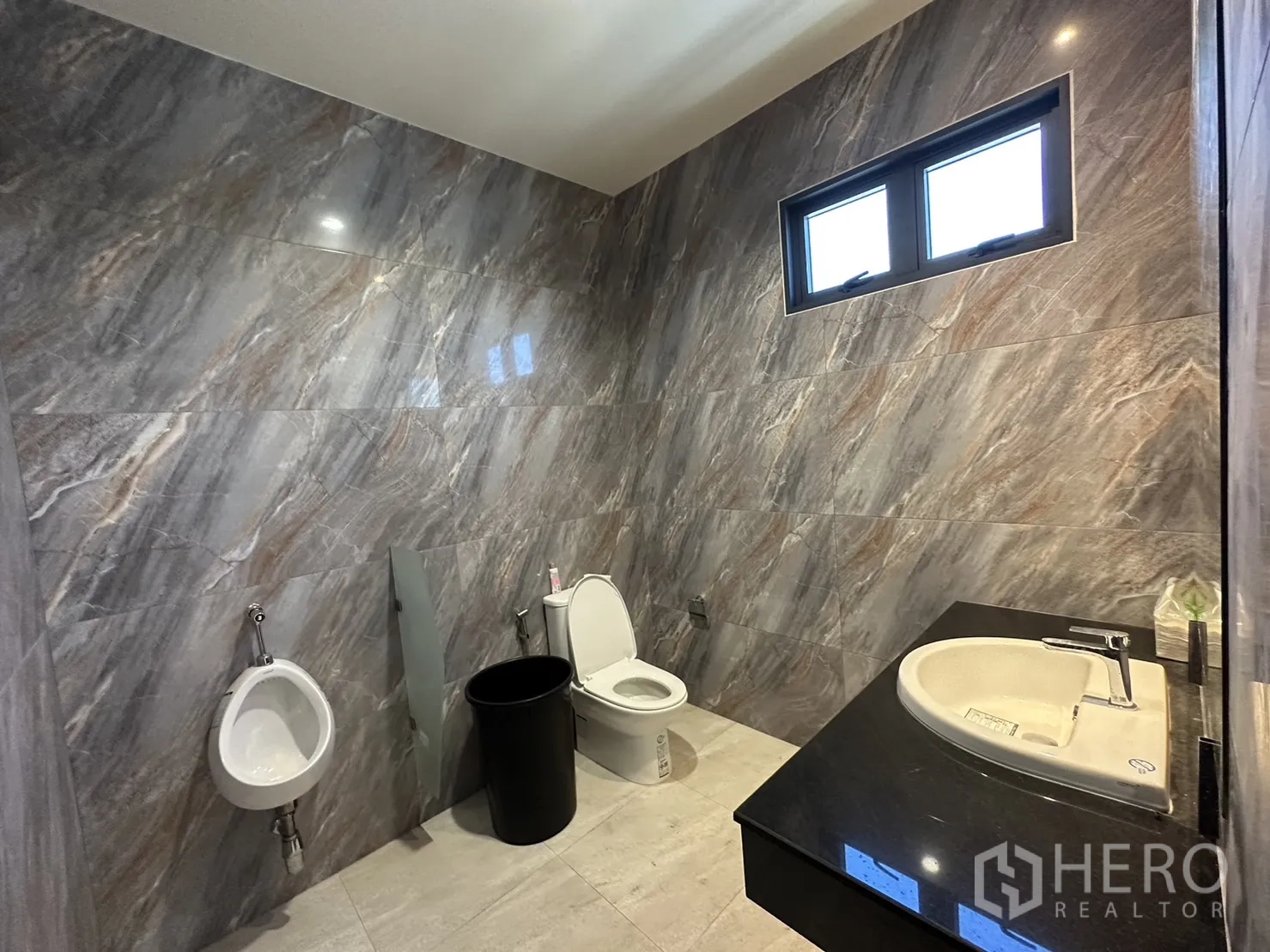 โรงงาน ขายในLam Luk Ka, Pathum Thani - ห้องน้ำปูกระเบื้อง มีโถปัสสาวะ โถสุขภัณฑ์ และอ่างล้างหน้า.