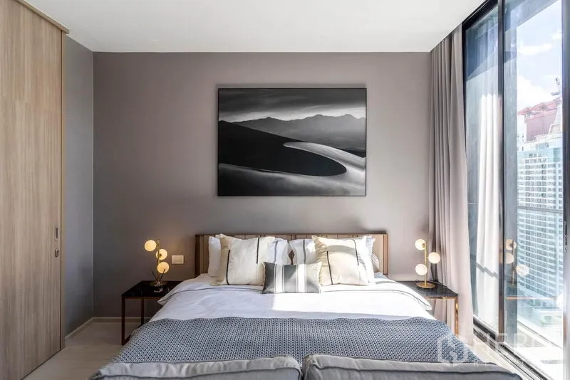 คอนโด ให้เช่าในPathum Wan, Bangkok - ห้องนอนรับแสงธรรมชาติ เตียงคิงไซส์ ตู้เสื้อผ้าบิวท์อิน และหน้าต่างสูงชมวิวกรุงเทพฯ