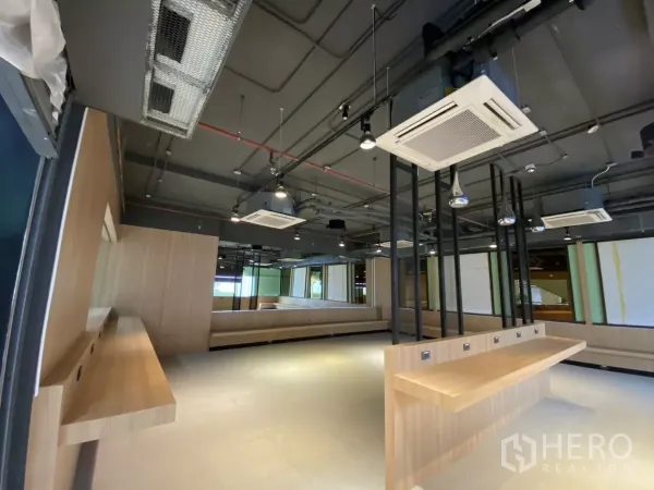 零售空间 出租 - 开放式销售区，木质吧台与长座，吊顶空调