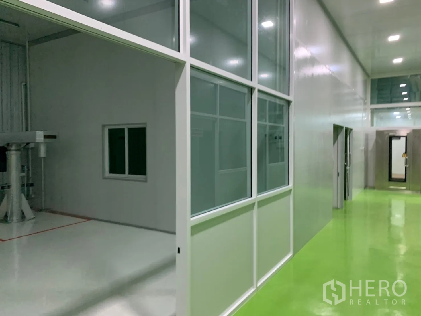 โรงงาน for rent in Khlong Luang, Pathum Thani - โถงทางเดินสว่าง พื้นอีพ็อกซีสีเขียว พร้อมช่องหน้าต่างมองเข้าห้องข้างเคียง