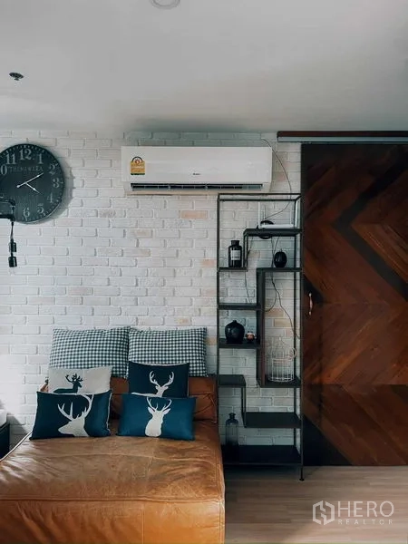 公寓 出租在Suan Luang, Bangkok - 起居区白砖特色墙，空调与金属架