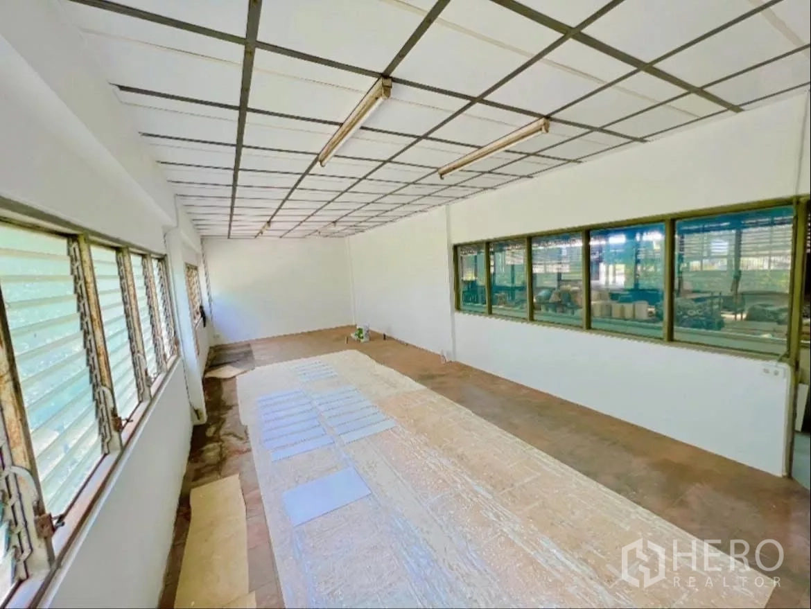 工厂 出租在Sai Noi, Nonthaburi - 办公室空间，窗户可眺望生产区域。