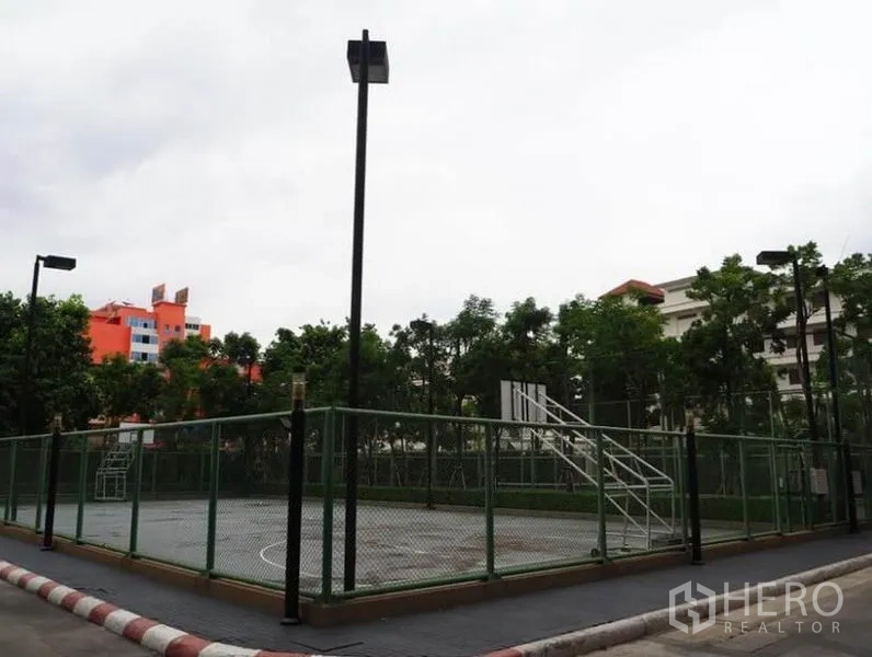 คอนโด ให้เช่าในKhlong San, Bangkok - สนามกีฬาหลายประเภทภายในโครงการ ล้อมรั้วและมีไฟส่องสว่าง