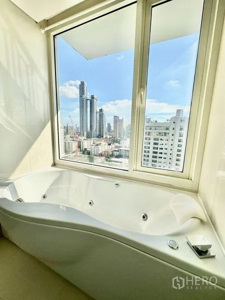 公寓 出租在Watthana, Bangkok - 窗边按摩浴缸，享城市景观。