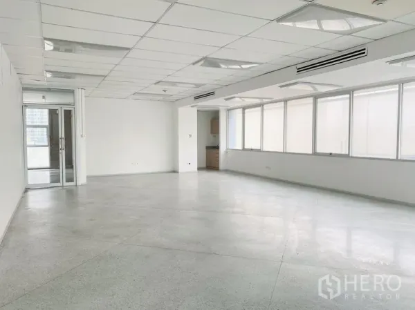 สำนักงาน ให้เช่าในChatuchak, Bangkok - พื้นที่สำนักงานกว้าง มีประตูกระจก หน้าต่างบานยาว ช่องลมแอร์ และมุมแพนทรี