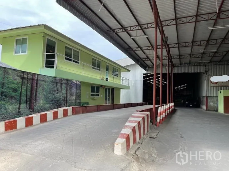 货栈 出售在Lam Luk Ka, Pathum Thani - 抬高的装卸坡道通向主仓入口，旁有两层办公楼。