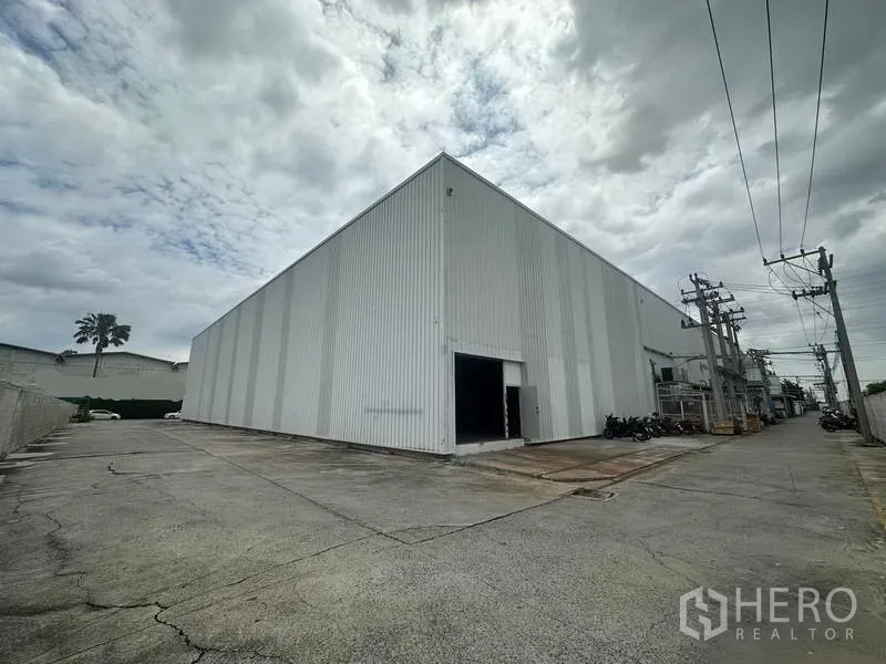 工厂 出租在Khlong Luang, Pathum Thani - 工厂侧立面，服务通道与次装卸入口。