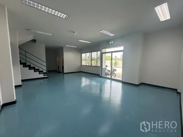 โรงงาน ให้เช่าในBang Phli, Samut Prakan - พื้นที่สำนักงานชั้นล่างโล่ง พื้นอีพ็อกซี่สีน้ำเงิน บันไดและไฟฟลูออเรสเซนต์