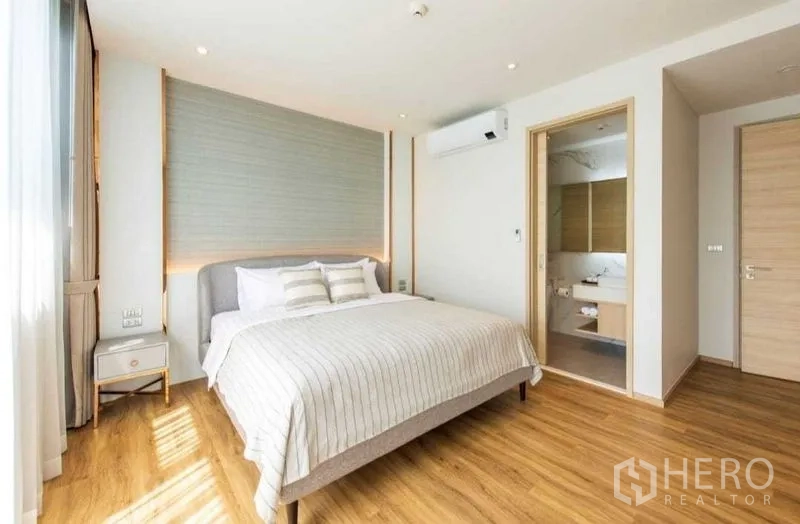คอนโด ให้เช่าในBang Na, Bangkok - ห้องนอนเตียงคิง พื้นไม้ และทางเข้าห้องน้ำโดยตรง