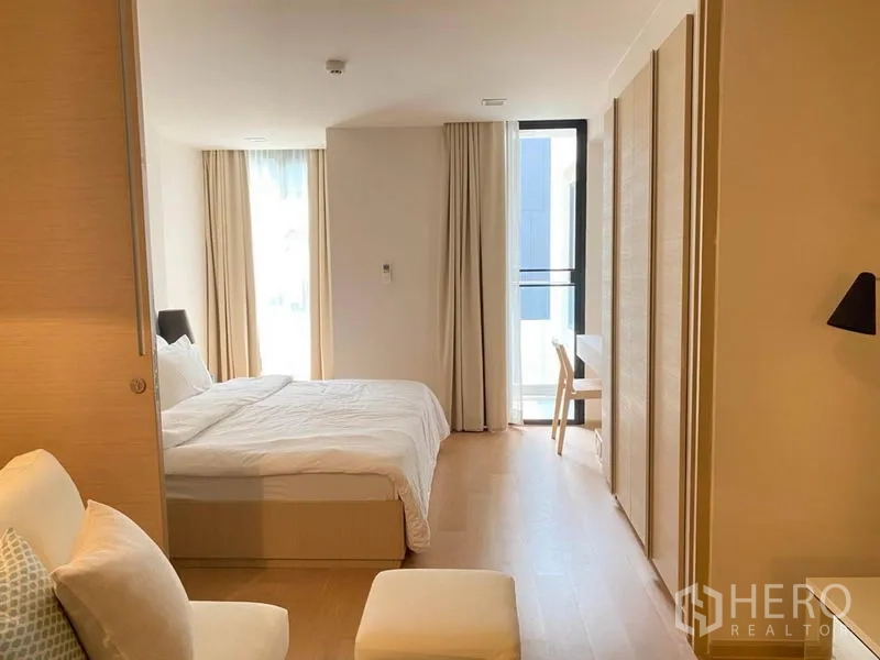 公寓 出租在Watthana, Bangkok - 采光充足的卧室，大窗、阳台书桌与衣柜。