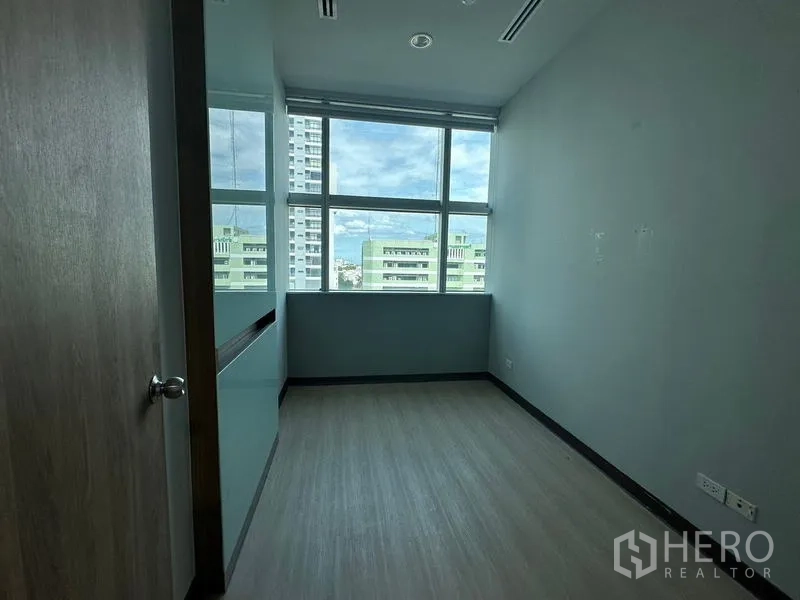 Office Space for rent in Ratchathewi, Bangkok - Compact office with large window and skyline views over Ratchathewi.