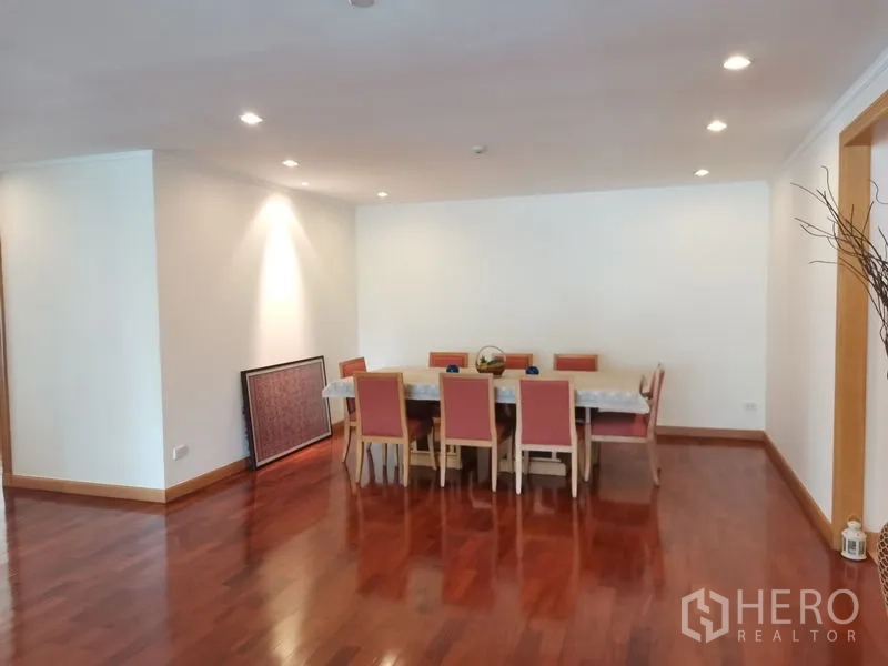 公寓 出租在Khlong Toei, Bangkok - 宽敞的用餐区，八人餐桌，嵌灯照明，抛光木地板。