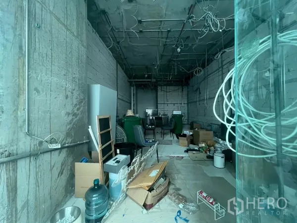 零售空间 出租 - 室内毛坯空间，层高充足，管线外露，适合按需装修。