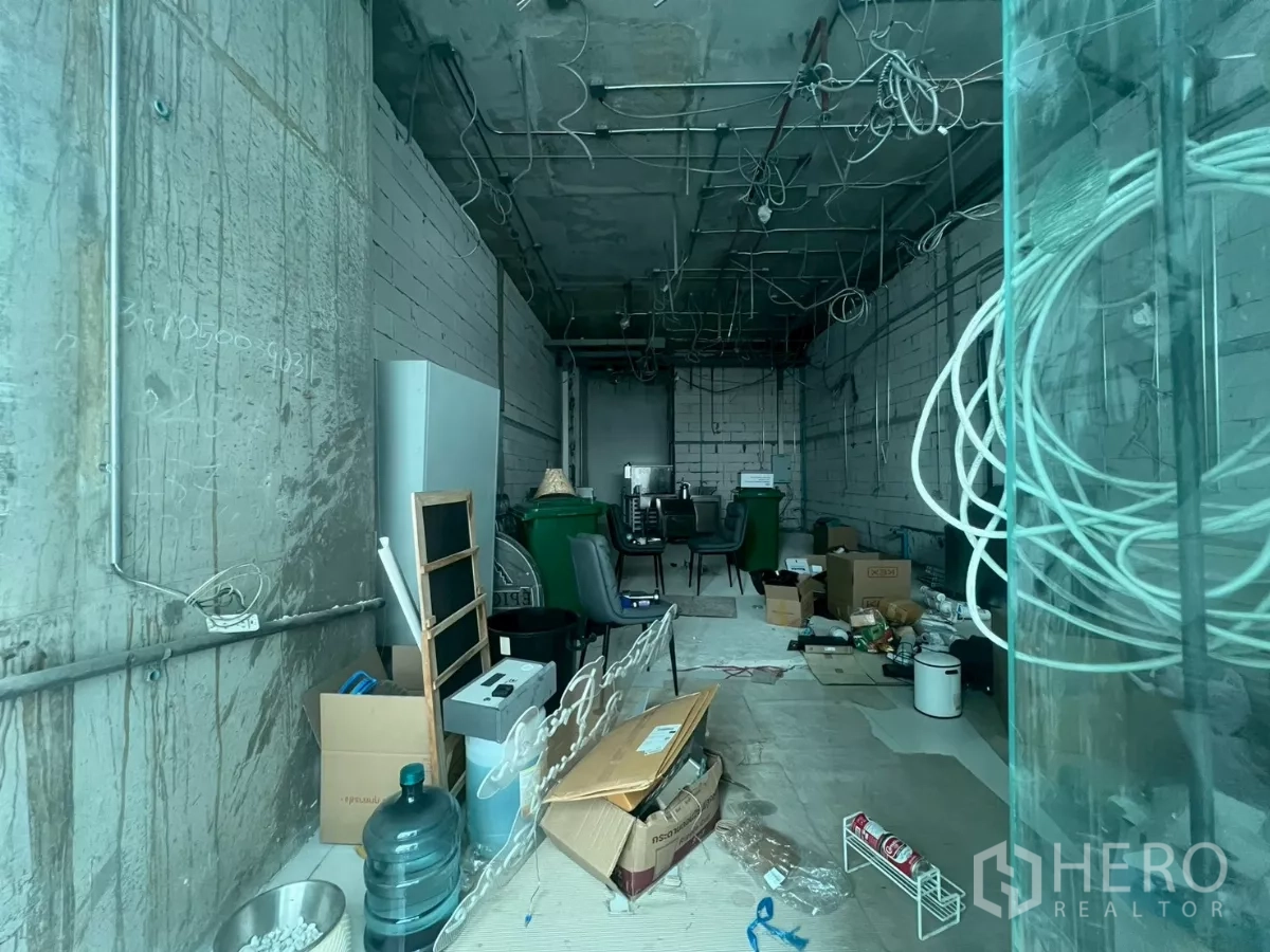 零售空间 出租 - 室内毛坯空间，层高充足，管线外露，适合按需装修。