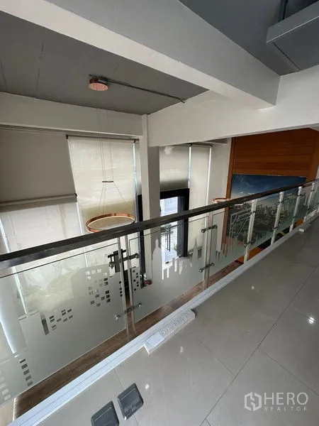 办公空间 出租在Pathum Wan, Bangkok - 夹层走道配磨砂玻璃护栏，可俯瞰挑高大堂，位于帕吞旺区办公室内。