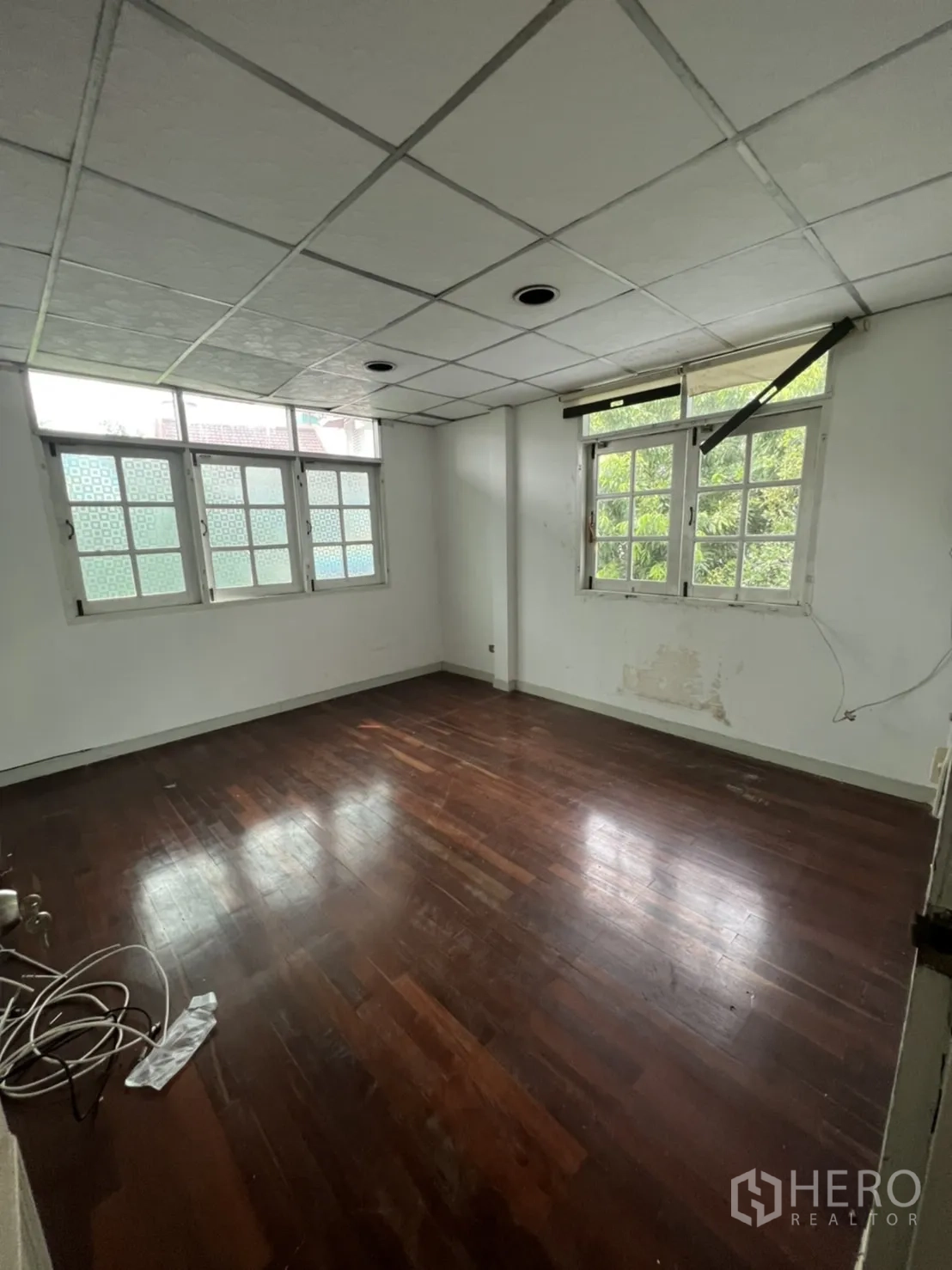 บ้าน ให้เช่าหรือขายในSathon, Bangkok - ห้องนอนไม่มีเฟอร์นิเจอร์พื้นไม้ หน้าต่างมองเห็นสวน