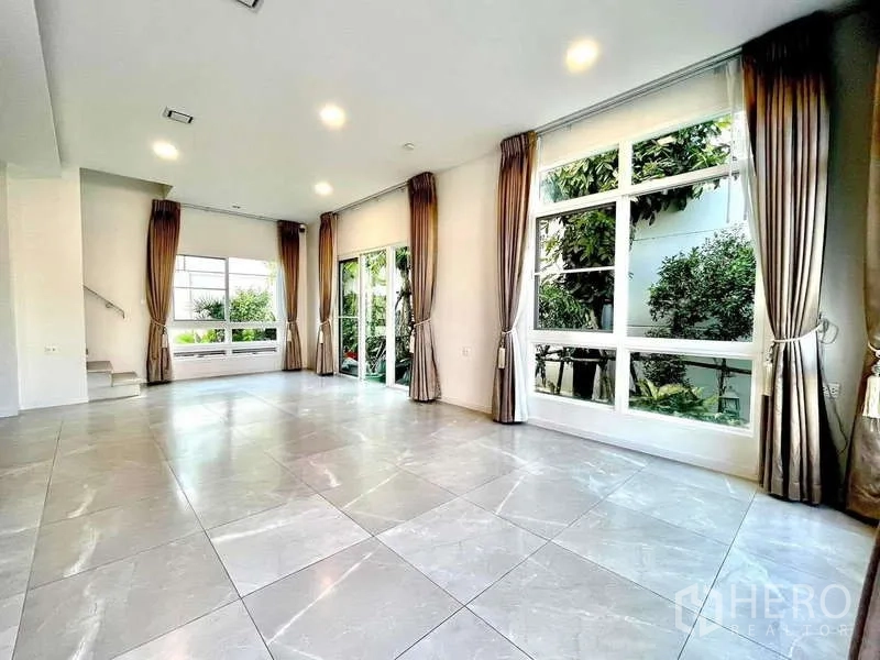 บ้าน ให้เช่าในPrawet, Bangkok - พื้นที่นั่งเล่นเชื่อมสวนด้วยประตูกระจกบานเลื่อนและหน้าต่างพาโนรามา.