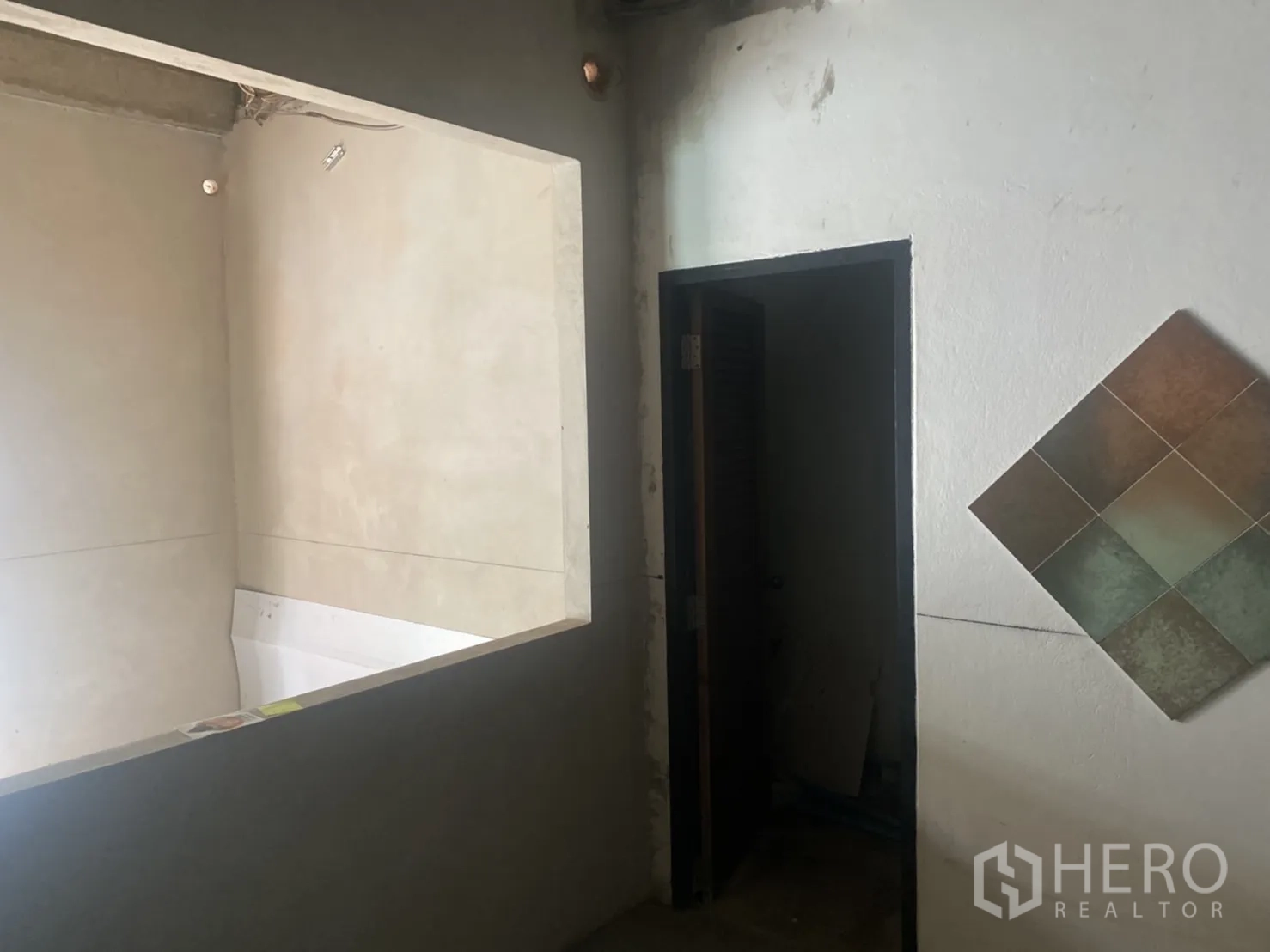 พื้นที่ขายปลีก ให้เช่าในKhlong Toei, Bangkok - โซนบริการด้านหลัง มีประตูเข้าสู่ห้องน้ำและช่องเปิดบนผนัง