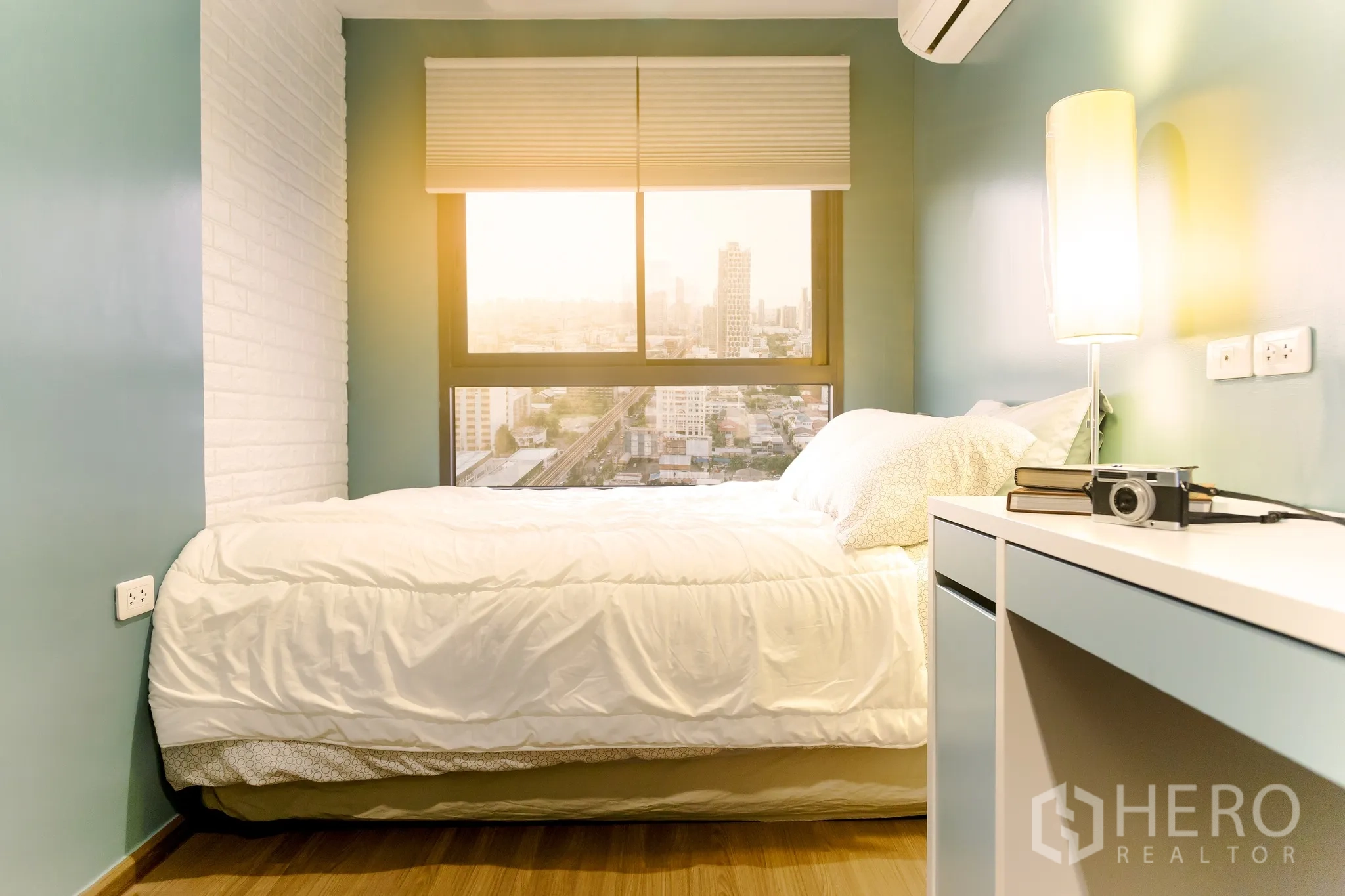 คอนโด for rent in Phra Khanong, Bangkok - ห้องนอนสว่างหน้าต่างบานใหญ่เห็นวิวเมืองและโต๊ะทำงาน